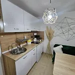 Tropical Chic For Two, Basement Escape By Flat Mаnager * Ravda