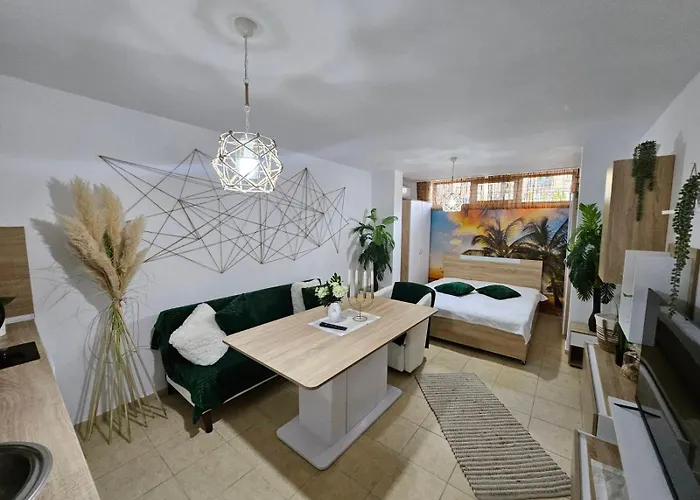 Tropical Chic For Two, Basement Escape By Flat Mаnager