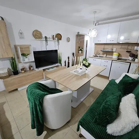 Tropical Chic For Two, Ground Floor Escape By Flat Mаnager