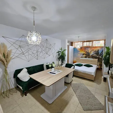 Tropical Chic For Two, Ground Floor Escape By Flat Mаnager
